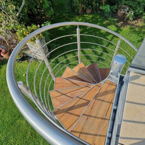 Horganyzott csigalépcső, járórács