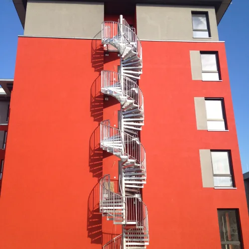 Kültéri menekülő csigalépcső