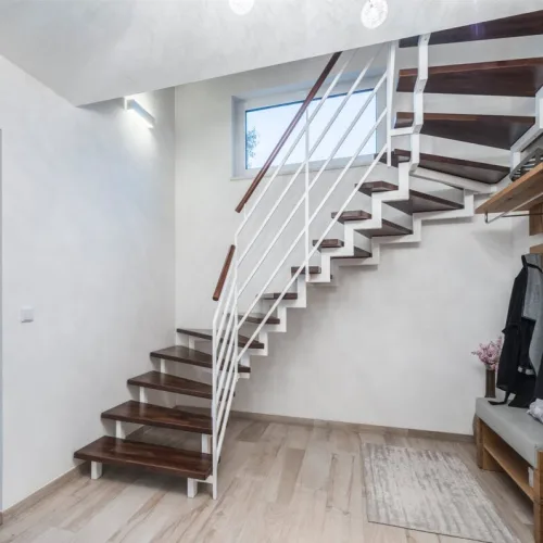 Beltéri zártszelvény lépcső